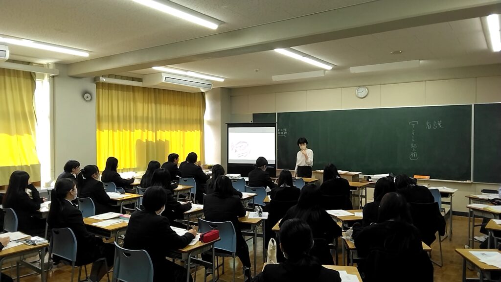 ２年生で出前授業を行いました。