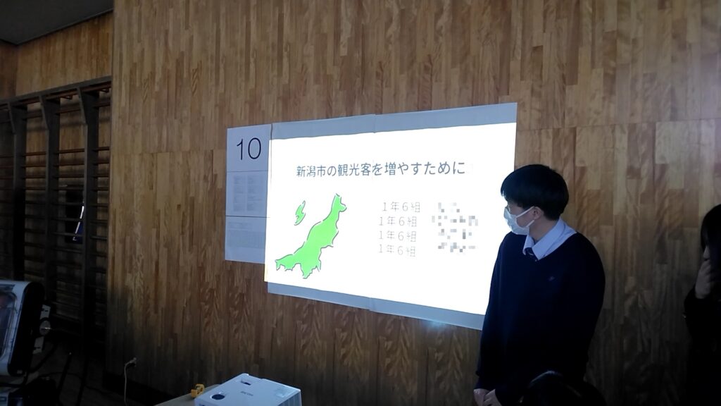 １学年で探究学習発表会が行われました。