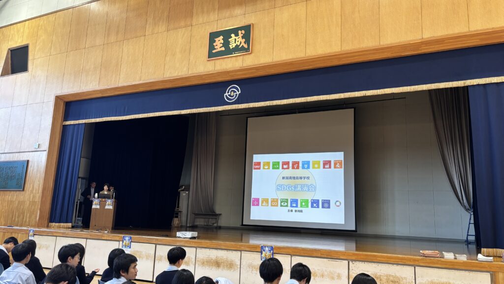 １学年で総務省職員の方を講師としてお招きし、出前授業を行いました。