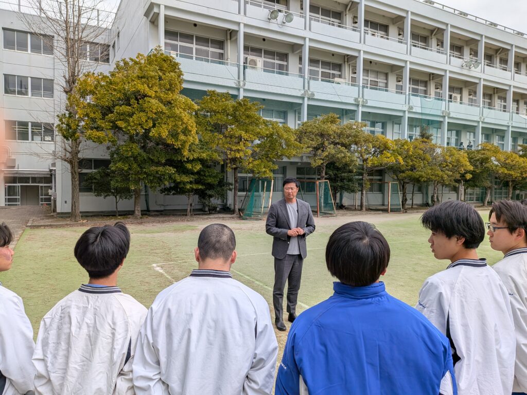 【野球部】マック鈴木さんが来校し、野球部へご指導いただきました。