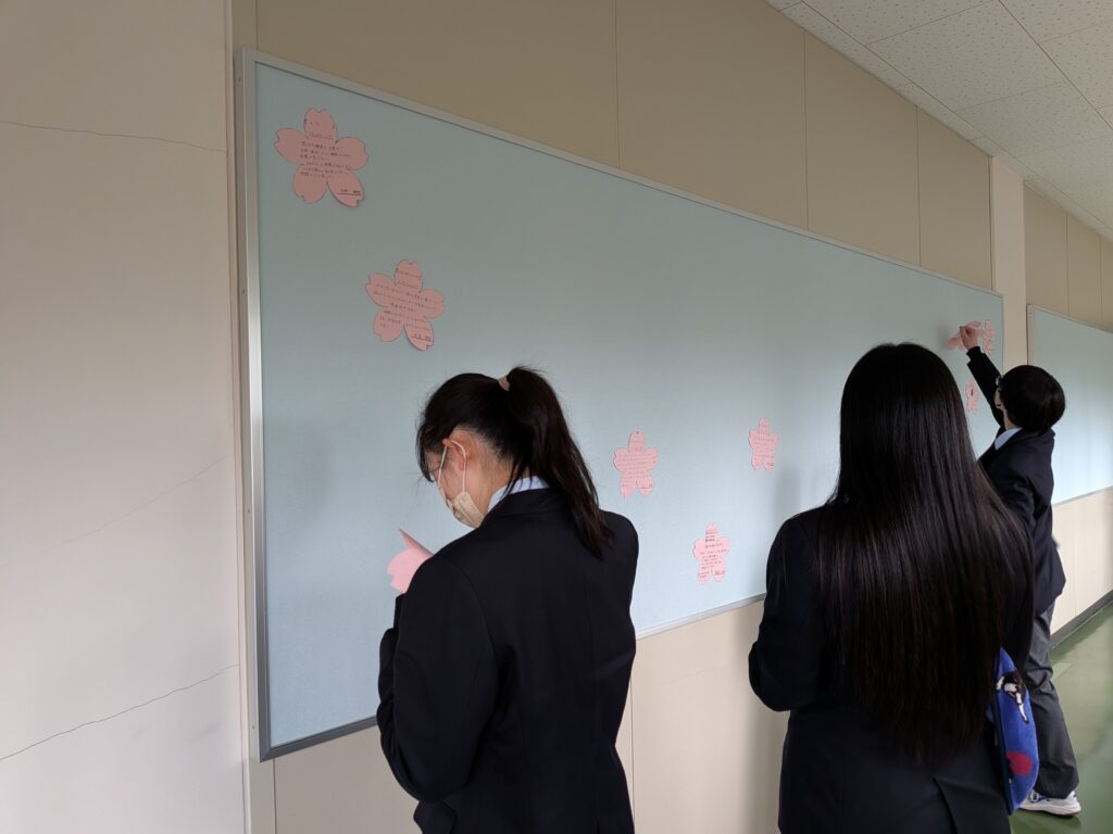 卒業する３年生のために図書委員が廊下を装飾しました。