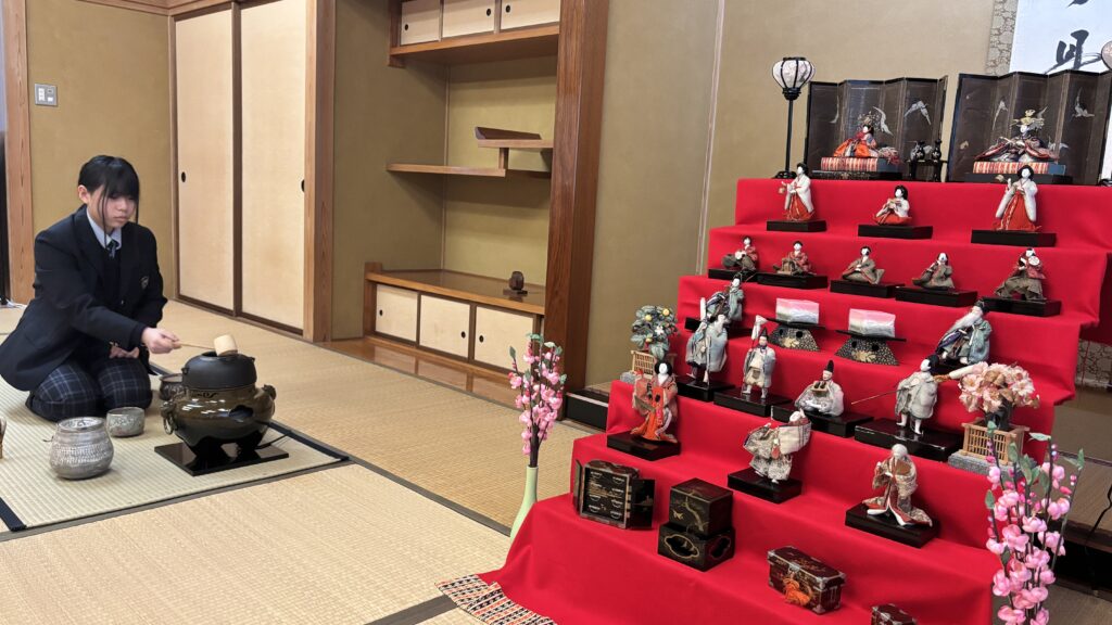 ひな祭りをおこないました。