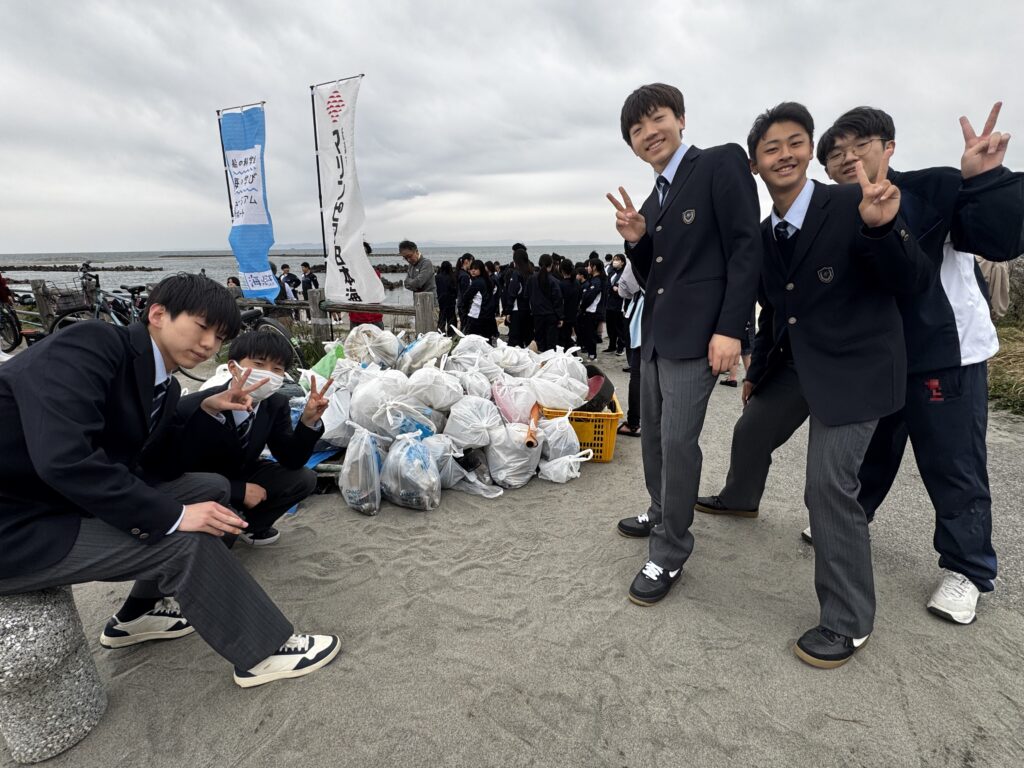海岸清掃ボランティアをおこないました。