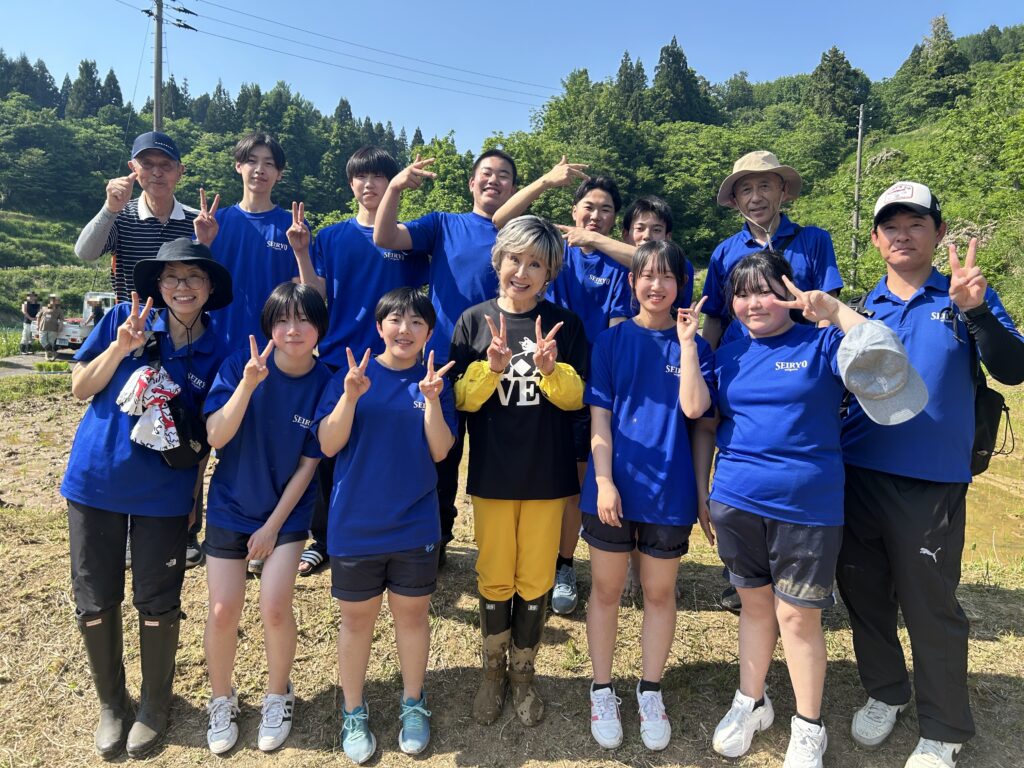 「おにぎり探究」の取り組みとして小林幸子さんと田植えをしてきました。