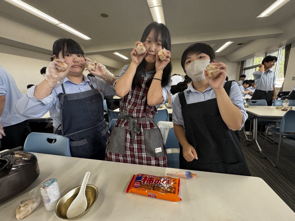 ２学年の探究学習「食と農」ユニットでおにぎりの試作品に挑戦しました。