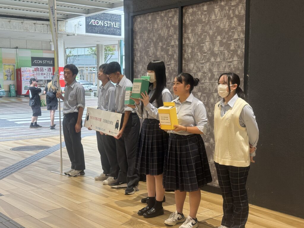 熊本地震からの復興のため、日本赤十字社と連携し、募金活動をおこないました。